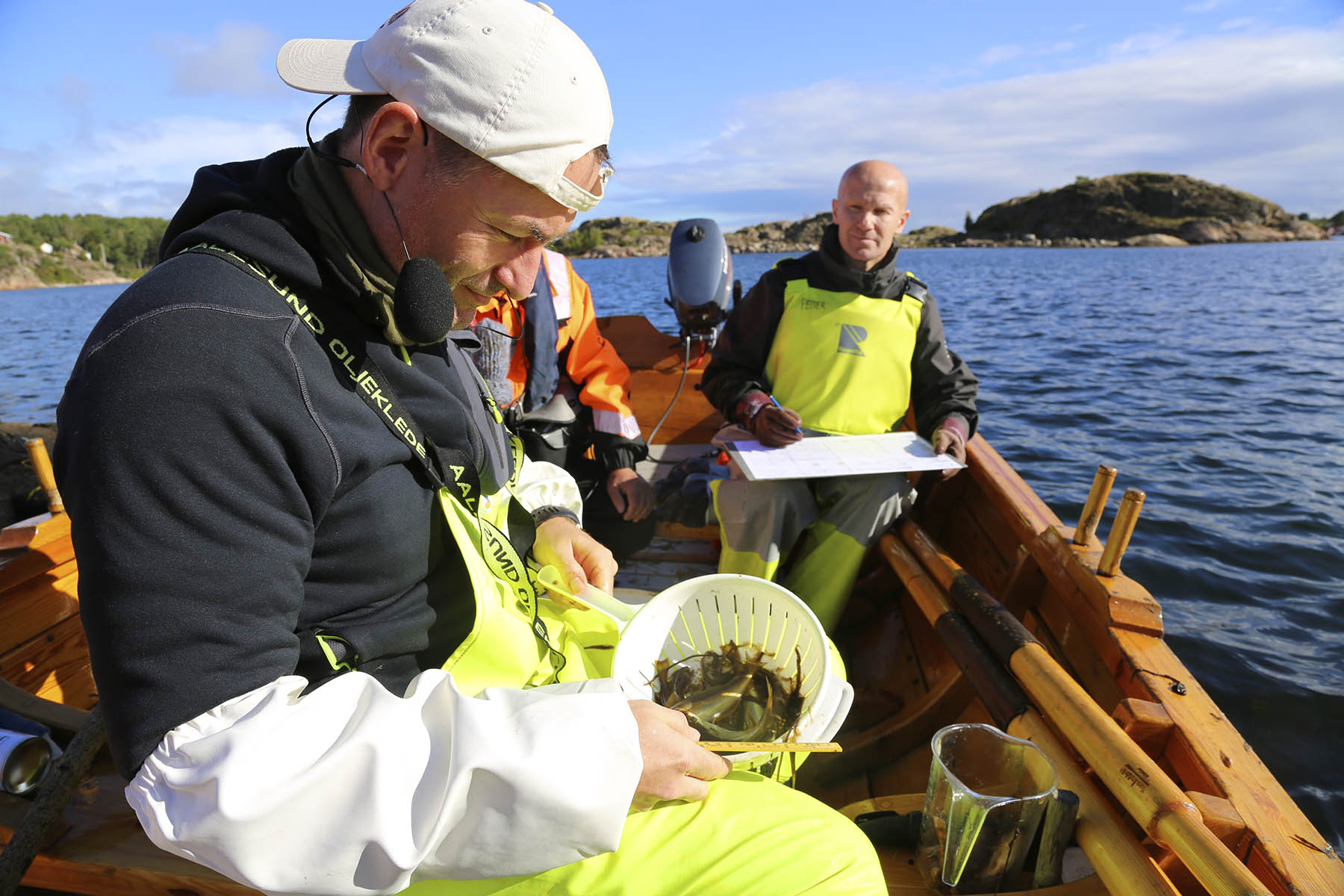 Forsker Halvor Knutsen og stasjonsleder Petter Baardsen ved Flødevigen registrerer funn fra strandnottrekk ved Risør. Foto: Espen Bierud/HI